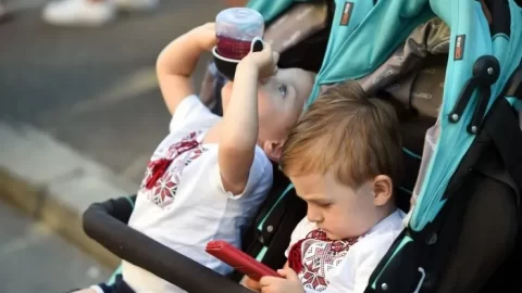 Studie: Děti, které dostávají digitální zařízení k zastavení výbuchů vzteku, se nenaučí regulovat své emoce