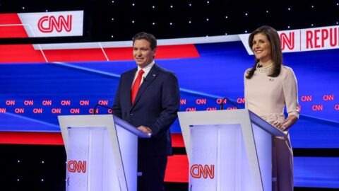 Trumpovu kandidaturu podpořili jeho rivalové z primárek Haleyová či DeSantis