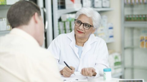 Není vám po nasazení nových léků dobře? Zdarma se můžete poradit s klinickým farmaceutem