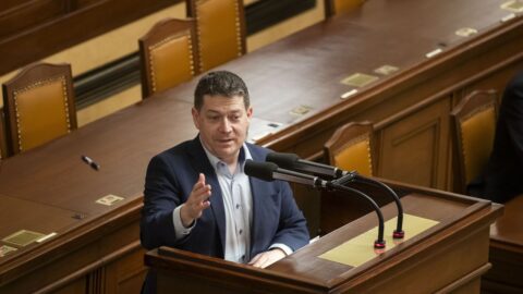 Sněmovní mediální výbor by mohl vést Patrik Nacher, nahradí Aleše Juchelku