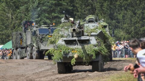 Propad důvěry v armádu se zastavil, policie si polepšila