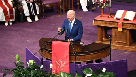 Pět demokratů z Kongresu vyzvalo Bidena k odstoupení z kampaně, prezident odmítá