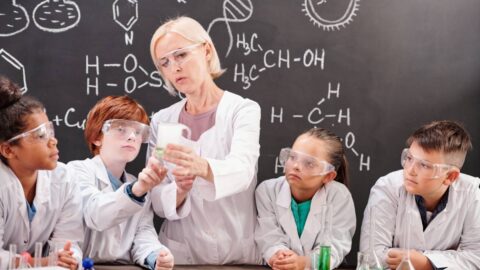 „Dobrý učitel je nejlepší tahák.“ UK podpoří projekt na zatraktivnění výuky matematiky a dalších předmětů