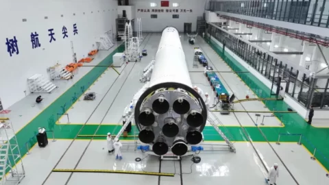 Čínská raketa během testu nechtěně odstartovala, zřítila se v horách