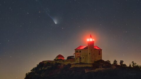 Záběr komety nad Kunětickou horou byl oceněn NASA jako Astronomický snímek dne