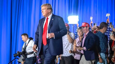 Trump by měl vést kampaň věcně, potom může vyhrát, radí spojenci