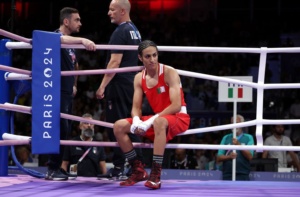 Imane Khelifová z týmu Alžírska poté, co Angela Cariniová z týmu Itálie opustila zápas předkola žen do 66 kg v prvním kole šestého dne olympijských her v Paříži 2024 v North Paris Arena dne 1. srpna 2024 v Paříž, Francie.