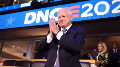 Walz na sjezdu Demokratické strany oficiálně přijal nominaci na viceprezidenta