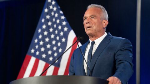 Robert F. Kennedy mladší pozastavil kampaň, ve volbách podpoří Trumpa