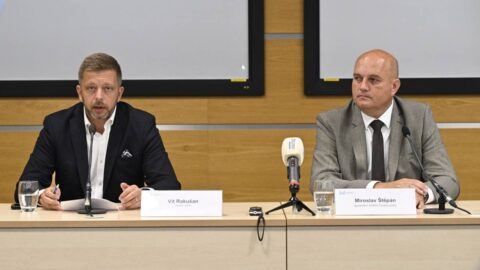 Zaměstnanci České pošty si od září finančně polepší, oznámil Rakušan