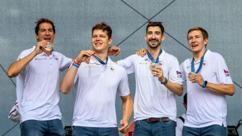Stovky lidí přivítaly bronzové šermíře na Olympijském festivalu v Mostě