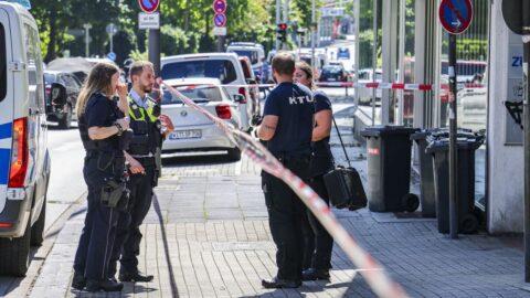 Policie vyšetřuje útok v Solingenu, při kterém zemřeli tři lidé, zadržela osobu