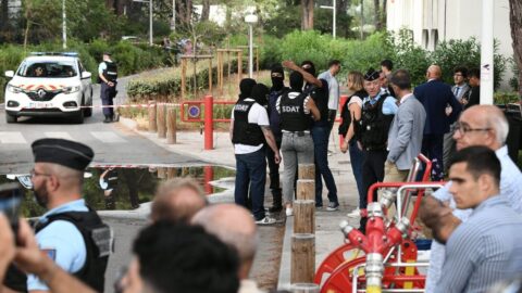 Ve francouzském letovisku výbuch zničil dvě auta u synagogy a zranil policistu