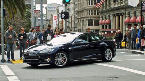 Nevhodný okamžik. Řidič v autě Tesla způsobil 45minutovou zácpu kvůli aktualizaci