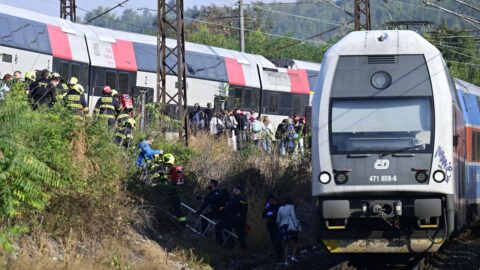 Policie a záchranáři zasahovali v Praze u srážky dvou vlaků. Jeden strojvedoucí „nadýchal“