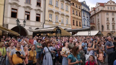 Na Staroměstském náměstí se po letech odstraňují nepovolené restaurační zahrádky