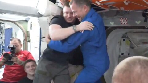 Loď Crew Dragon se připojila k ISS, v únoru odveze „vesmírné trosečníky“ ze Starlineru