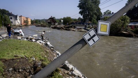 Povodňová situace v ČR se zvolna uklidňuje, škody půjdou do miliard korun – shrnutí