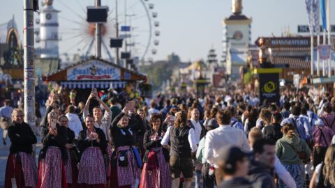 O víkendu začne Oktoberfest v Mnichově – s dražším pivem a bezpečnostními prohlídkami