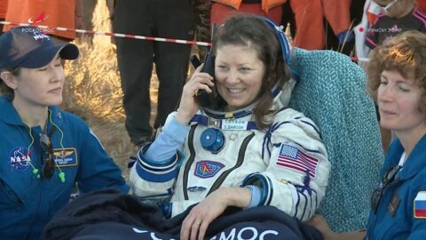 Na Zemi se po rekordně dlouhém pobytu na ISS vrátili ruští kosmonauti