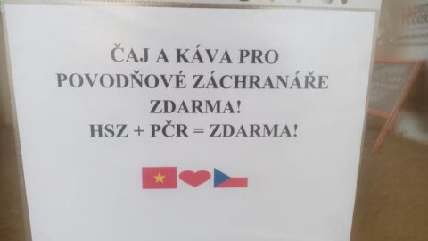 Vietnamské krámky nabízejí záchranářům teplé nápoje zdarma