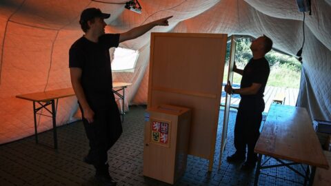 V Česku začaly volby krajských zastupitelů a třetiny senátorů