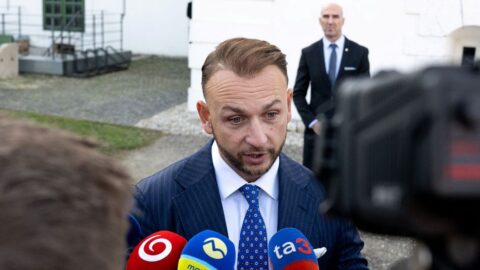Smír se slovenským ministerstvem navrhl Babiš, řekl slovenský ministr vnitra Eštok. Babiš informaci upřesnil