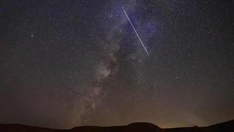 Meteorický roj Drakonidy, proslulý meteorickými bouřemi, bude nejsilnější dnes v noci