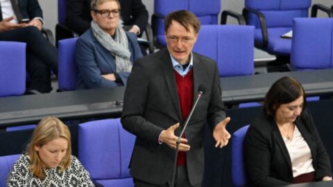 Lauterbach popírá uvěznění neočkovaných vojáků – poslední případ vyvolává otázky