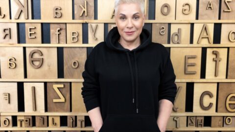 Dagmar Pecková v Ypsilonce pokřtí svou první autorskou knihu, obsahující „úsměvný nadhled nad životem, který profičí mezi prsty“