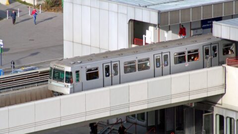 „Surfování na metru“ a natáčení videa na TikTok se mladíkům z Česka vymstilo. Bojují ve Vídni o život