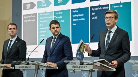 Verdikt vlády: Bartošův stavební systém byl defektní, přebudování zabere 3 roky