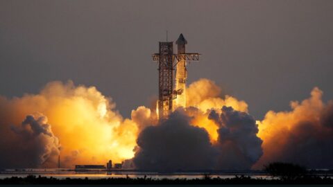 SpaceX zakončila pátý test Starship, kosmická loď řízeně dopadla do oceánu