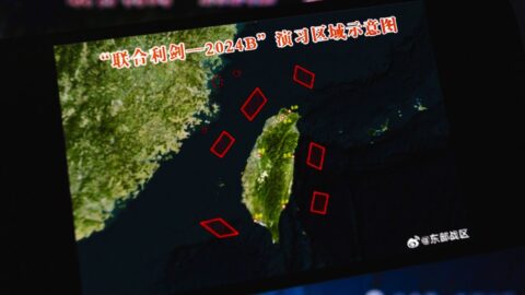Čína zahájila další vojenské manévry kolem Taiwanu, vede je ze všech směrů