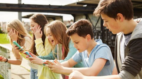 Vláda v Austrálii chce zcela zakázat používání všech hlavních sociálních sítí mladším 16 let