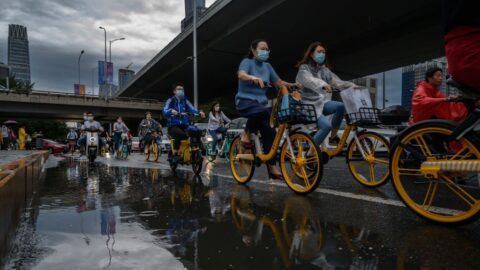 Čínské úřady se pokusily zastavit noční cyklistiku kvůli masovému virálnímu zájmu