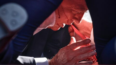 Tajná služba před pokusem o atentát na Trumpa v Butleru přehlédla 102 varování, uvádí zpráva