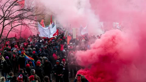 Den v obrazech: Bouřlivé protesty, Firiingův incident a „Sto nebeských hrdinů“