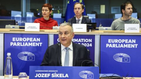 Výbor Síkelu do role eurokomisaře podpořil. Mluvil o nutnosti zastavit nelegální migraci