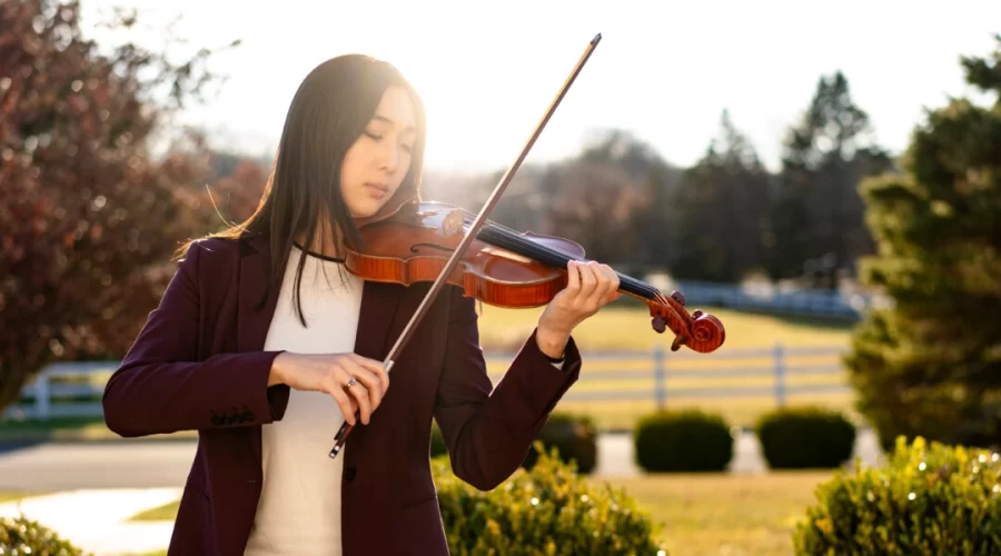Nika Zhang, koncertní mistryně souboru Shen Yun Performing Arts, 19. listopadu 2024 v Middletownu ve státě New York. (Samira Bouaou / The Epoch Times)