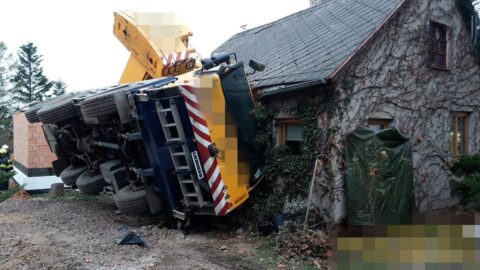 Na Berounsku se převrátil jeřáb na dva domy, jeden člověk je zraněný