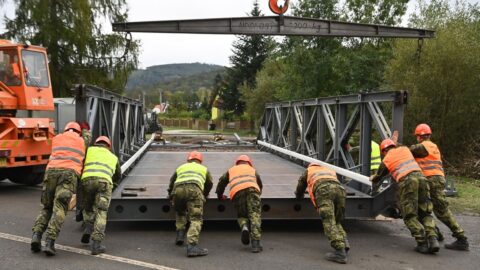 Armáda po povodních do pátku vybudovala 19 mostů a dvě lávky