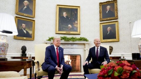 Biden přijal Trumpa v Oválné pracovně, zavázali se k hladkému předání moci