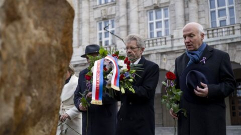 Vystrčil uctil dnes ráno na náměstí Jana Palacha památku obětí střelby na FF UK