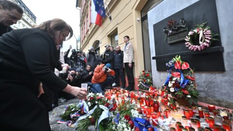 Více bezpečnostních opatření i posílení psychické odolnosti jsou projekty UK rok po tragické střelbě