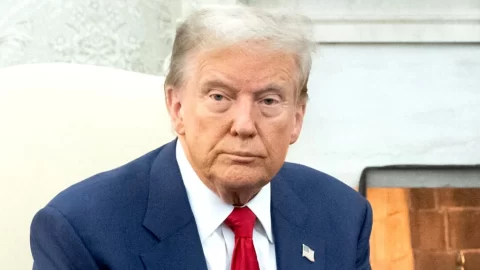 Tým Trumpa odmítá zprávy o údajném okamžitém propuštění transgender vojáků z armády
