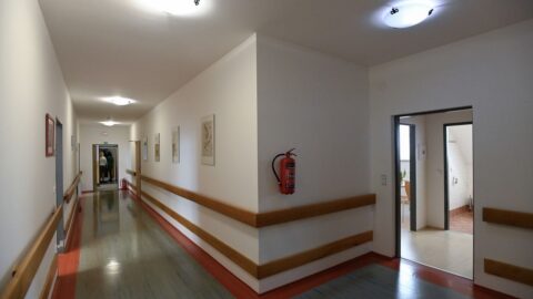 Sněmovna schválila změnu financování a pravidla pro sociálně-zdravotní služby