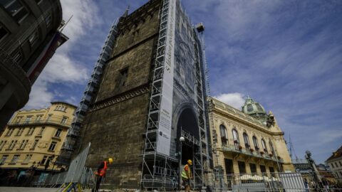 Restaurátoři očistili plášť Prašné brány v Praze, chystají její celkovou obnovu