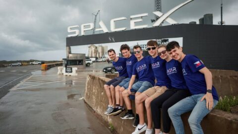 Do vesmíru a ještě dál. Družice pětice českých středoškoláků vyletí na raketě SpaceX již zítra