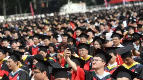 V Číně v roce 2025 vystuduje rekordní počet vysokoškoláků a nezaměstnanost roste. Podle analytiků hrozí sociální nepokoje